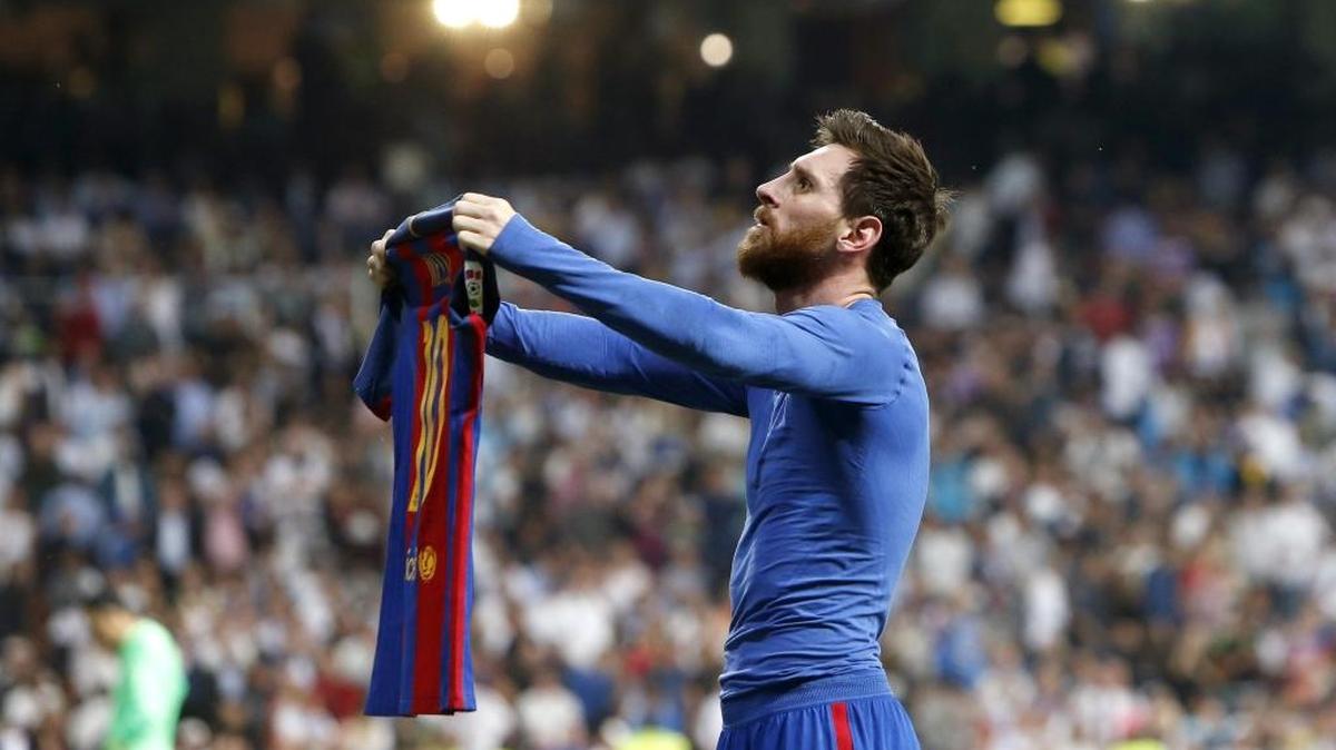 El argentino del Barcelona, Leo Messi, celebra así tras anotar el gol de la victoria ante el Real Madrid, el domingo en el estadio Santiago Bernabéu.