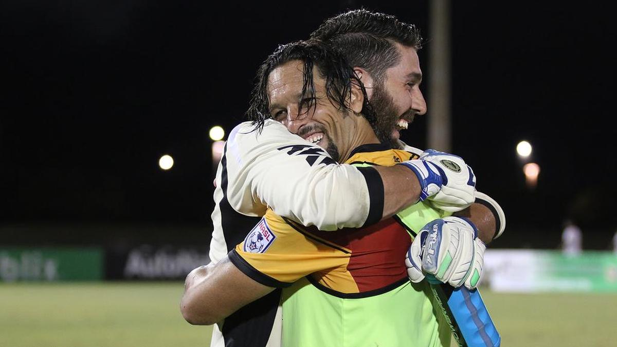 El arquero Bruno Cardooso (der.) se abraza con Amauri luego del triunfo de los Strikers sobre el Fury de Ottawa, el sábado 20 de agosto del 2016 en el Central Broward Stadium.