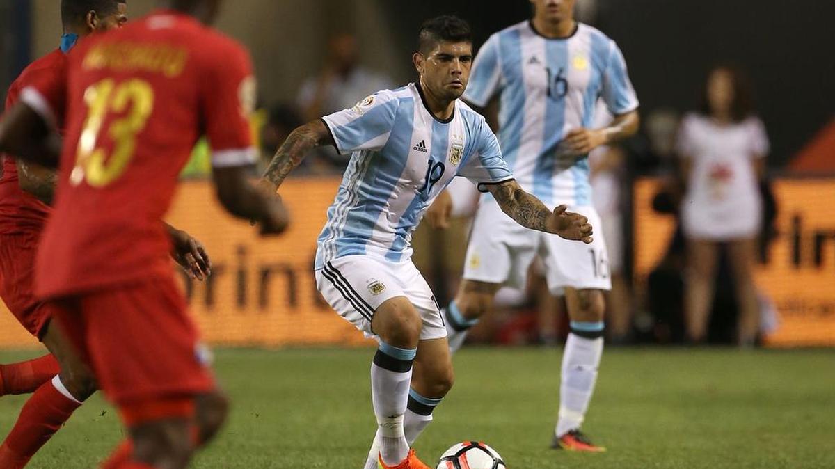Banega dejó muy joven Argentina, con 19 años, para viajar a España en enero de 2008 e incorporarse al club valenciano donde sus inicios no fueron buenos.
