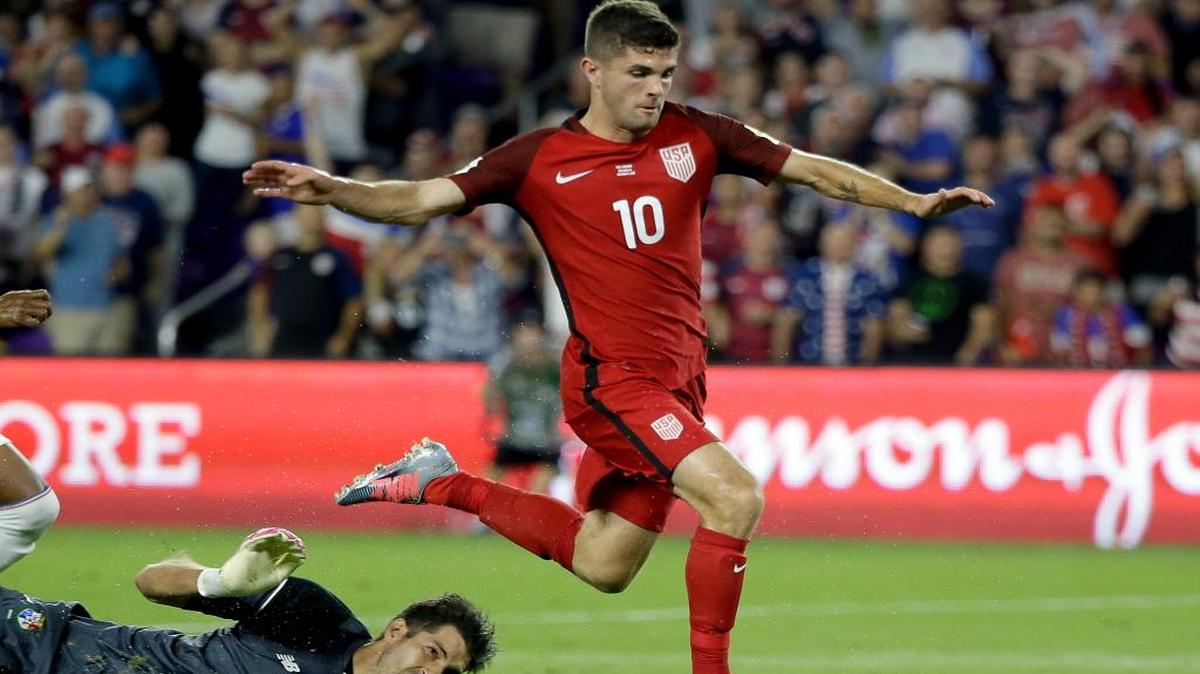 Christian Pulisic (10), de Estados Unidos, esquiva al arquero de Panamá Jaime Penedo para abrir la cuenta en el partido por las eliminatorias de la CONCACAF al Mundial de Rusia 2018, la noche del 6 de octubre del 2017, en Orlando, Florida.