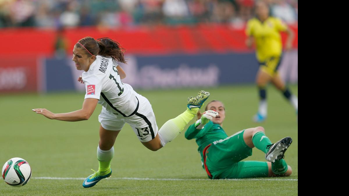 
Alex Morgan, de Estados Unidos, cae ante la entrada de la portera de Colombia Catalina Pérez el 22 de junio.
