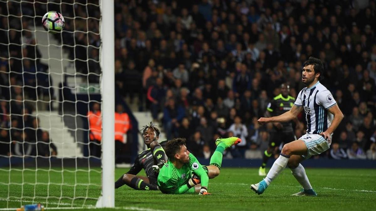 Michy Batshuayi (izq.), del Chelsea, vence al arquero Ben Foster, del West Bromwich Albion, en la Premier League, en The Hawthorns, el viernes 12 de mayo del 2017 en West Bromwich, Inglaterra.