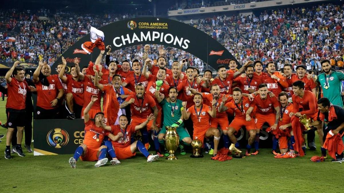 La selección de Chile celebra sobre el campo tras vencer en penales a Argentina y conquistar la Copa América Centenario.