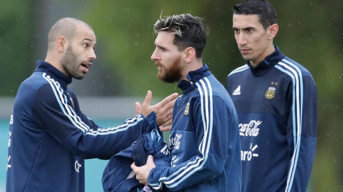 Muy serio, Javier Mascherano (izq.) habla con Lionel Messi. Escucha Ángel Di María, al final de la práctica de la selección argentina, el domingo en Buenos Aires. La albiceleste está llena de turbulencias como su viaje a San Juan.