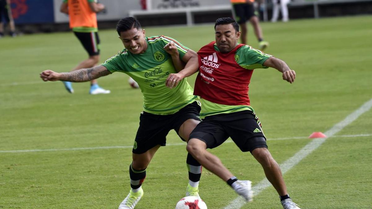 Los jugadores de México Carlos Salcido (izq.) y Marco Fabian luchan por la pelota en un entrenamiento el 7 de junio del 2017, previo al partido contra Honduras en las eliminatorias mundialistas.