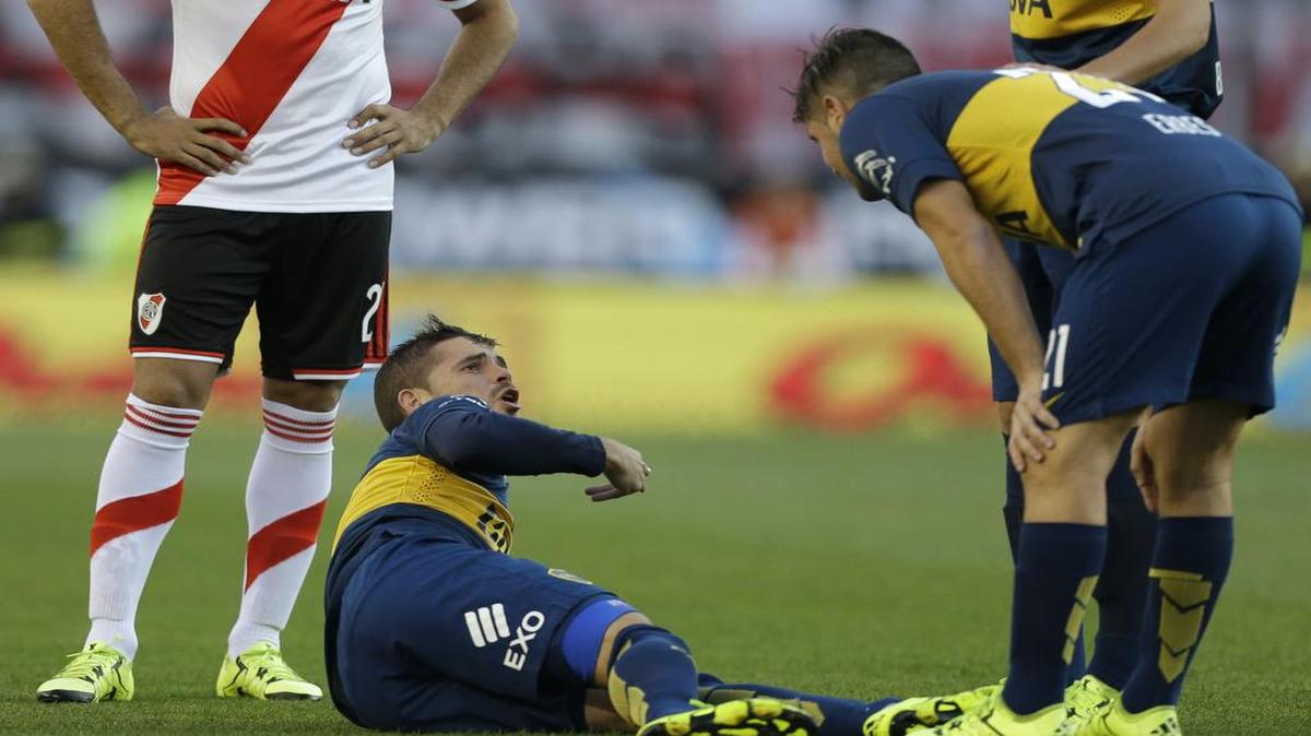
El jugador de Boca Juniors Fernando Gago (centro) sufrió la lesión en la pierna izquierda, a menos de un minuto de iniciado el superclásico contra River Plate, el 13 de septiembre del 2015.

