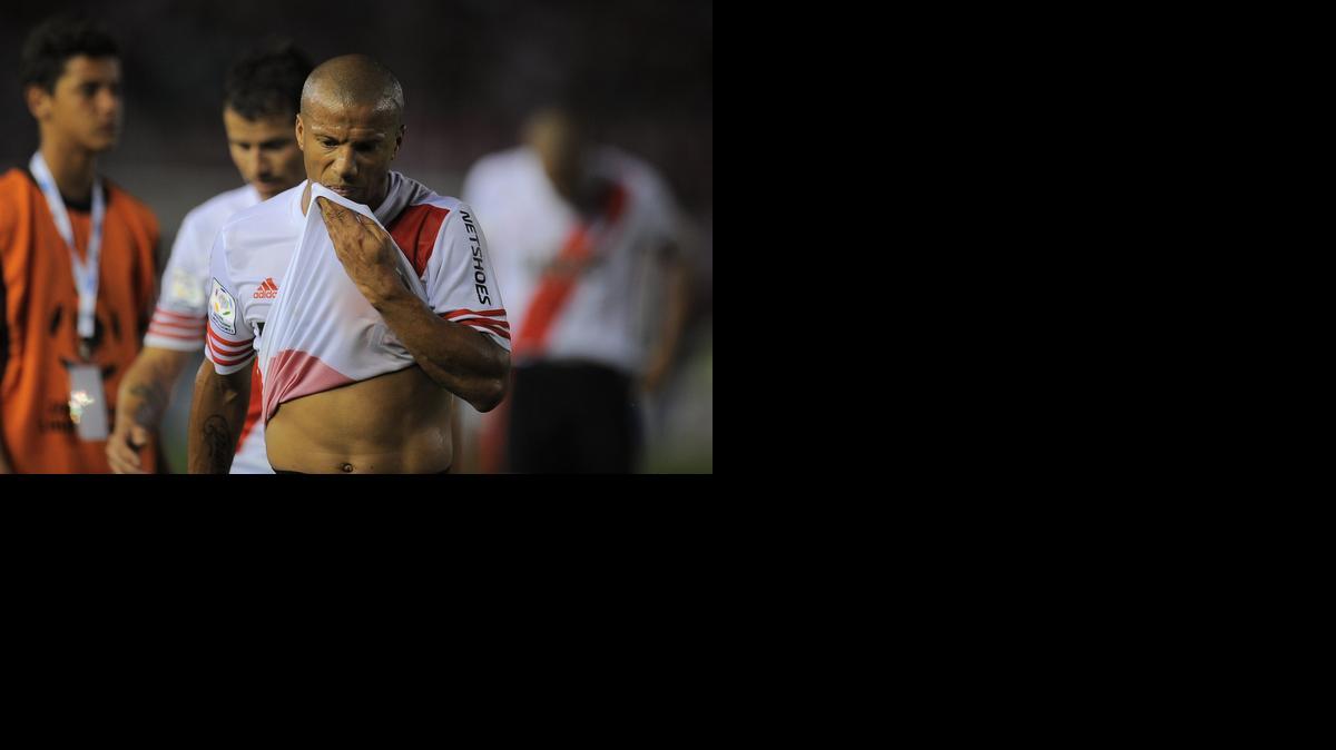 
El jugador Carlos Sánchez de River Plate se lamenta en el juego contra el Juan Aurich de Perú, este jueves 19 de marzo del 2015, por un partido de grupo de la Copa Libertadores en el estadio de River Plate en Buenos Aires. 

