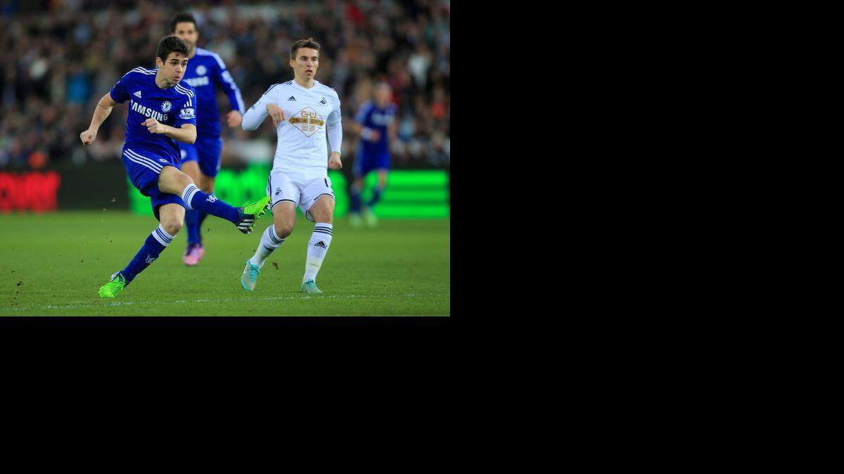 
El brasileño Oscar (izq.) anota uno de sus goles para el Chelsea en el triunfo ante el Swansea.


