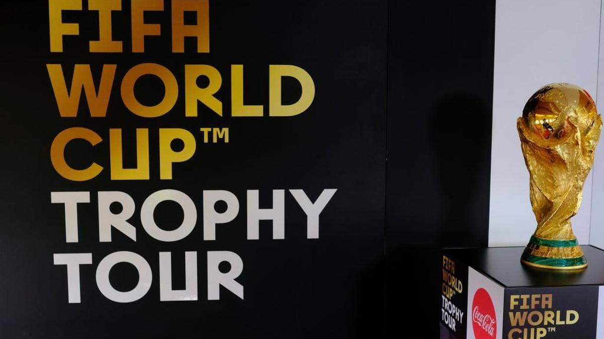 El trofeo de la Copa del Mundo de FIFA listo para hacer el tour por 50 países antes de llegar en junio a Rusia sede del Mundial 2018.