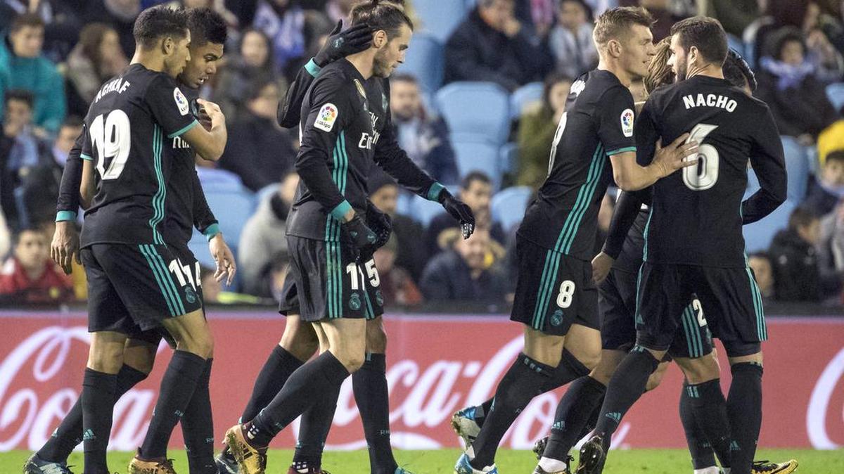 Los jugadores del Real Madrid felicitan a Gareth Bale (centro) tras anotar en el empate 2-2 ante el Celta el 7 de enero por la liga española.