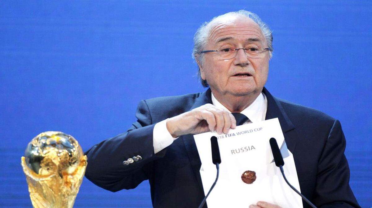 El presidente de la FIFA Sepp Blatter, actualmente suspendido, anuncia que Rusia organizará el Mundial 2018 en Zúrich, el 2 de diciembre del 2010.