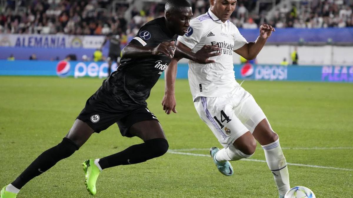 Casemiro, del Real Madrid (der.), conduce el balón ante Randal Muani, del Eintracht Francfort, durante la final de la Supercopa de la UEFA en el Estadio Olímpico de Helsinki, el 10 de agosto de 2022.