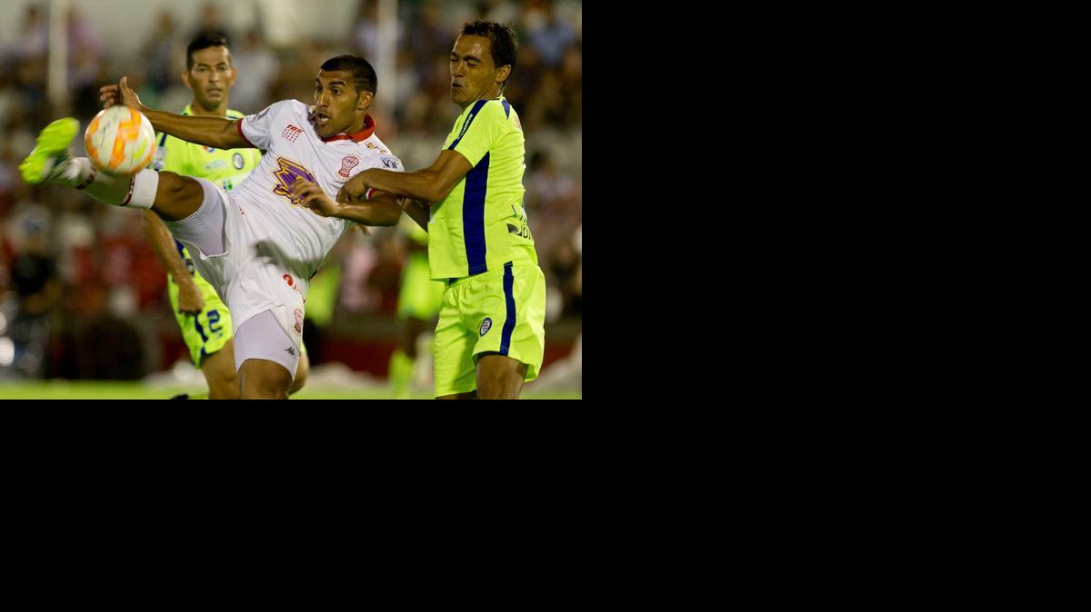 
Ramón Abila, de Huracán (centro), trata de controlar el balón ante Julio Machado, de Mineros.


