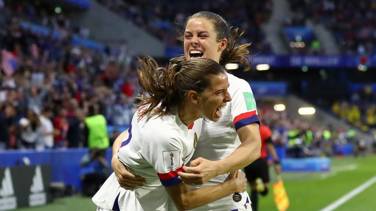 La jugadora de Estados Unidos Tobin Heath (izq.) celebra con su compañera de equipo Kelley O’hara luego de anotar el segundo gol de su equipo ante Suecia en el partido del grupo F, celebrado el jueves en Le Havre, Francia.