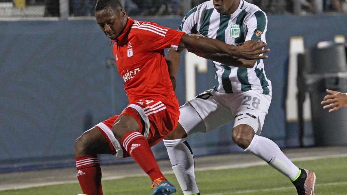 Sebastian Viafara, del America Cali lucha el balon con Orlando Berrio , del Atletico Nacional, el miércoles en FIU.
