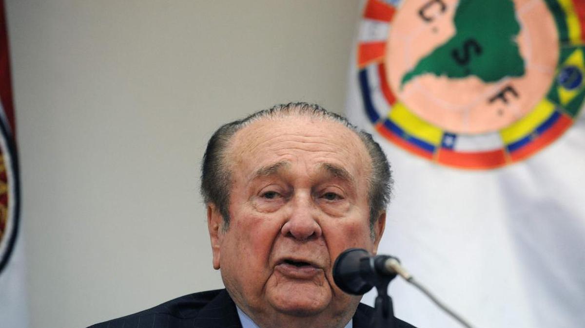 Esta fotografía de archivo tomada el 23 de abril de 2013 muestra al entonces presidente de la Confederación Sudamericana de Fútbol (Conmebol) Nicolás Leoz hablando durante una conferencia de prensa en Luque, Paraguay, donde anunció su renuncia al comité ejecutivo de la FIFA y a la presidencia de Conmebol debido a problemas de salud.