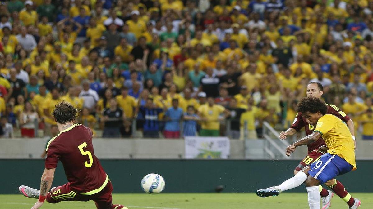 
Willian fue el encargado de ejecutar a Venezuela con dos golazos que le dieron un triunfo a Brasil 3-1 este martes, en Fortaleza, Brasil, en el clasificatorio sudamericano para el Mundial de Rusia-2018.
