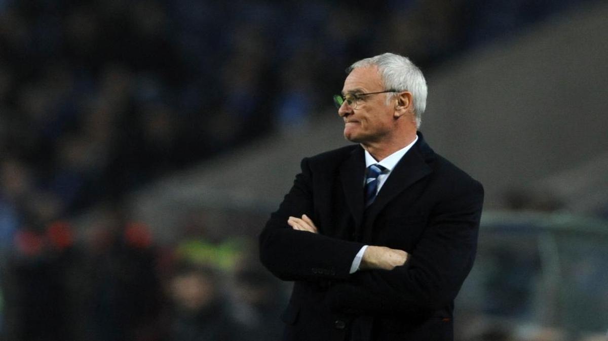 El entrenador del Leicester City Claudio Ranieri mira el partido de la Champions League contra el FC Porto en el estadio Dragao en Porto, Portugal, el 7 de diciembre del 2016. El Leicester City anunció el jueves 23 de febrero del 2017 que Ranieri fue despedido menos de un año después de que conquistará de manera incríble el título de la Premier League.
