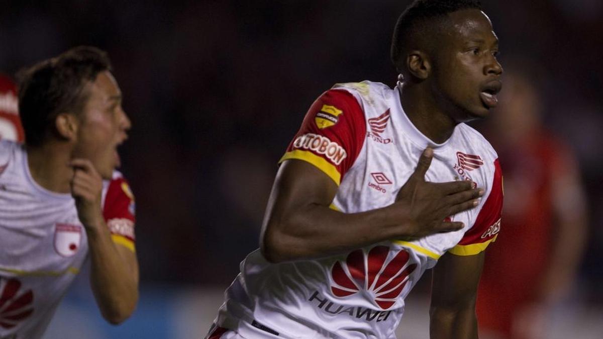 El mediocampista de Independiente Sante Fe, Leyvin Balanta, celebra luego de anotar el gol que le dio la victoria a su equipo frente al Independiente argentino, el jueves en el partido de ida de los cuartos de final.