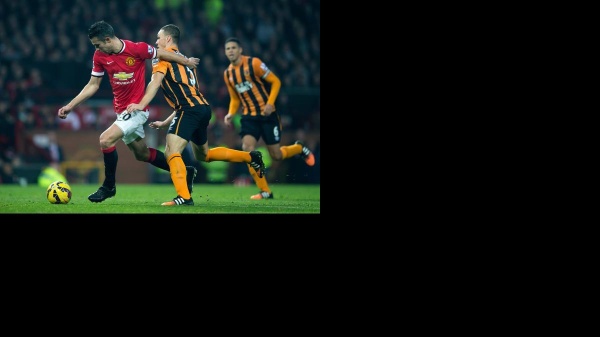
Robin van Persie, quien anoto el gol del triunfo del del Manchester United (izq.), pugna con el defensa del Hull City James Chester.


