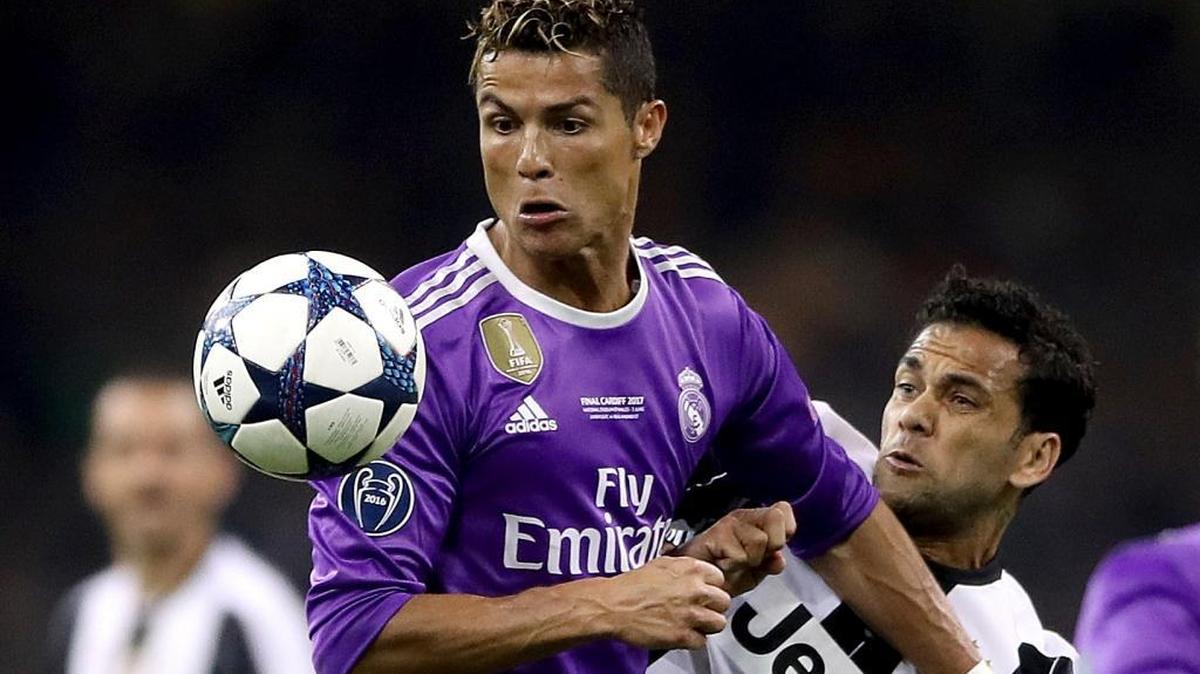 Cristiano Ronaldo (izq.), del Real Madrid, marcado por Dani Alves, de Juventus, en la final de la Champions League, en el Millennium Stadium en Cardiff, Gales, el sábado 3 de junio del 2017.