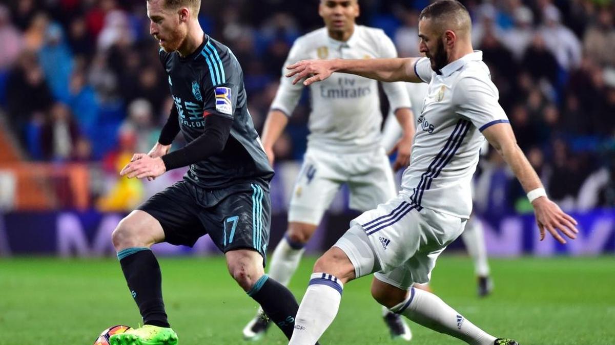 Karim Benzema, del Real Madrid, (der.), pugna por el balón con el jugador de la Real Sociedad David Zurutuza, el pasado 29 de enero.
