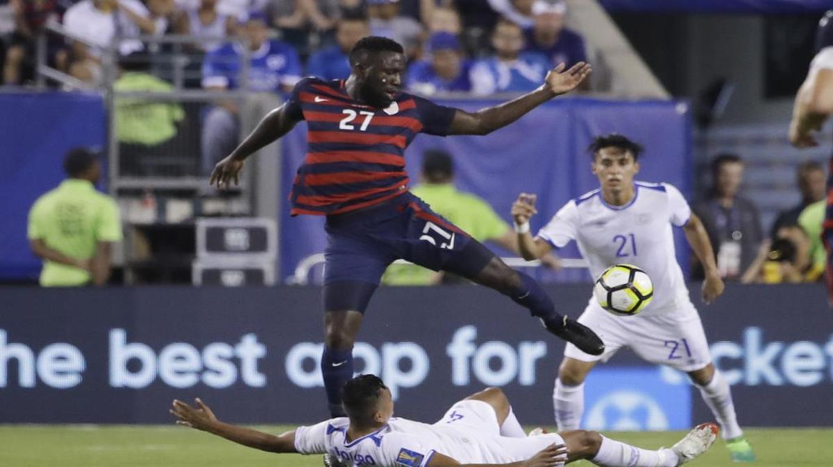 El jugador de Estados Unidos Jozy Altidore (27) trata de burlar la marca de Bryan Tamacas (21) y Henry Romero, de El Salvador, en el partido de cuartos de final de la Copa Oro, celebrado el 19 de julio del 2017 en Filadelfia.