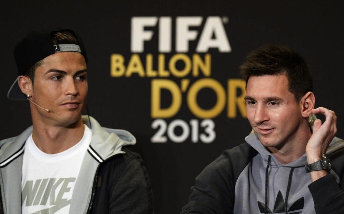 Cristiano Ronaldo (izq.) y Lionel Messi en una conferencia de prensa durante la entrega del Balón de Oro del 2013.