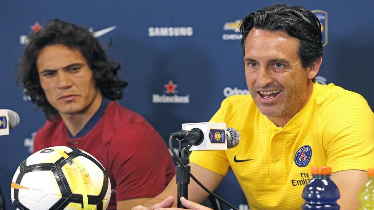 El entrenador del Paris Saint Germain Unai Emery (der.) junto al delantero Edinson Cavani hablan a los medios este martes en el Hard Rock Stadium previo al encuentro del miércoles contra la Juventus.