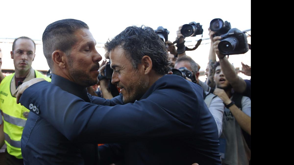 
El entrenador del Atlético, Diego Pablo Simeone (izq.), saluda al técnico de Barcelona, Luis Enrique Martínez, antes del comienzo del encuentro el domingo 17 de mayo del 2015 en el estadio Vicente Calderón, en Madrid. 
