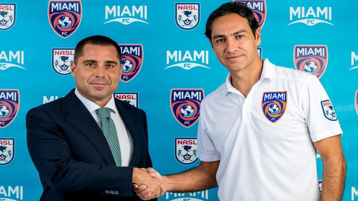 
El ex defensor italiano Alessandro Nesta (der.) durante su presentación con dueño del club, el empresario Riccardo Silva. 
