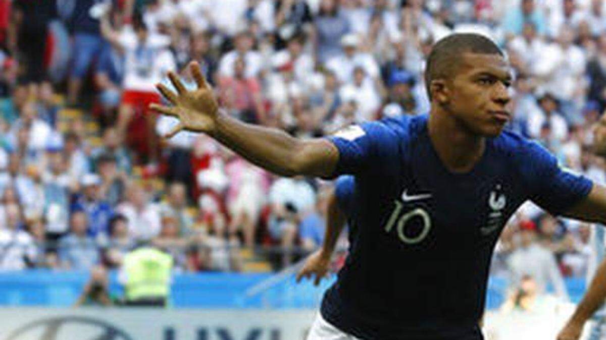 El delantero de Francia Kylian Mbappe celebra tras anotar su segundo gol contra Argentina en los octavos de final del Mundial 2018.