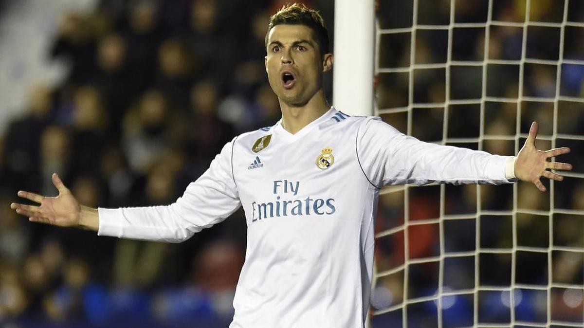 El delantero portugués del Real Madrid Cristiano Ronaldo reacciona durante el partido de fútbol de la liga española entre el Levante UD y el Real Madrid CF en el estadio Ciutat de Valencia en Valencia el 3 de febrero de 2018.