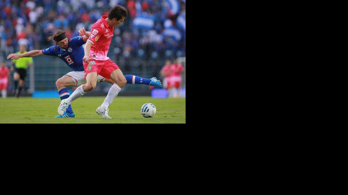
Hugo Pavone (izq.), del Cruz Azul, disputa la bola con Ignacio González, de los Jaguares, el sábado en México.

