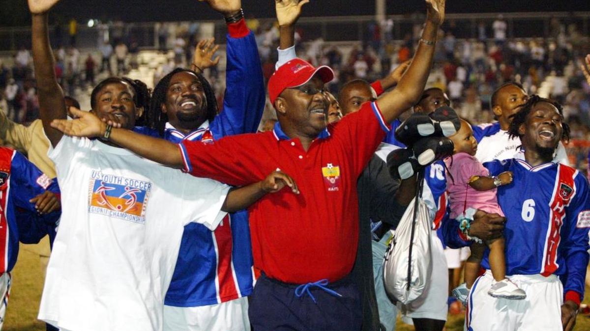 
Ernst “NoNo” Baptiste celebra la conquista del pentacampeonato de la Copa Latina por la Selección de Haití luego de vencer 2-1 a Uruguay, en Miami el 22 de febrero del 2004.
