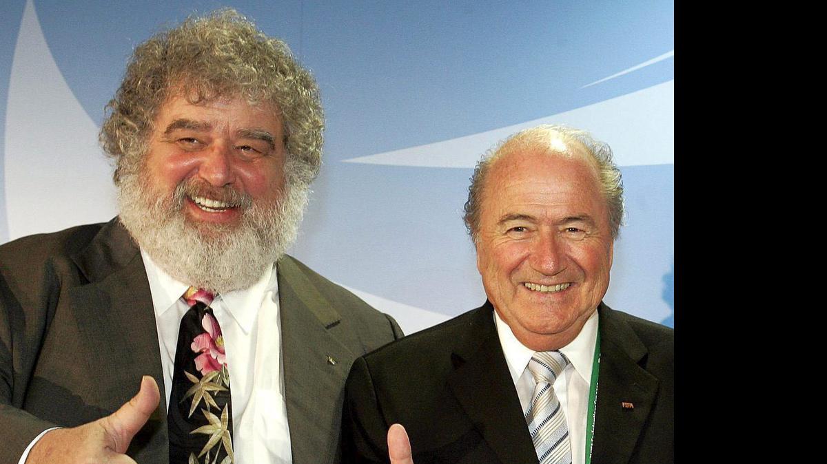 
Fotografía de archivo fechada el pasado 27 de junio de 2005 que muestra al ahora ex presidente de la FIFA Joseph Blatter (d) junto con el ex secretario general de la Confederación Norte, Centroamérica y el Caribe de Fútbol (Concacaf), Charles Gordon Blazer (i) durante una reunión en Fráncfort, Alemania. 
