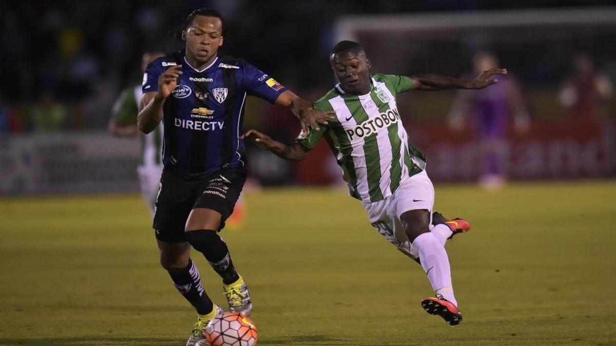 El jugador del Atlético Nacional de Colombia Marlos Moreno (der.) pugna por el balón con Arturo Mina, del Independiente del Valle, en un partido de la Copa Libertadores, el 20 de julio del 2016.