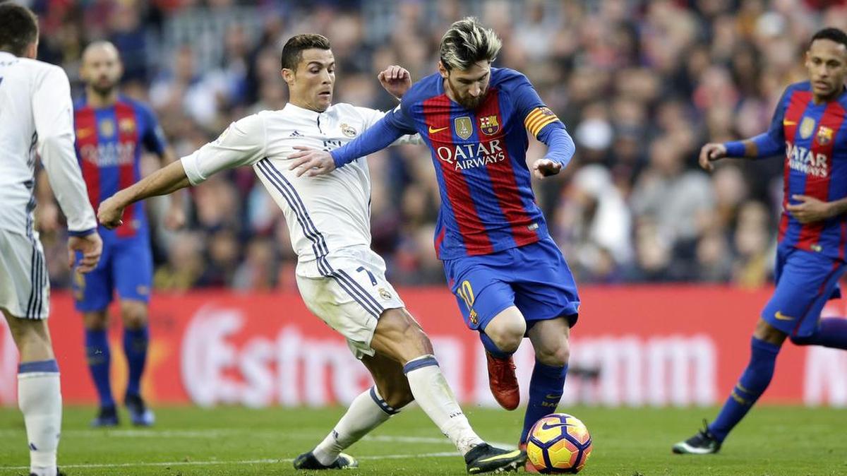 Lionel Messi, del Barcelona, escapa de la marcación de Cristiano Ronaldo, del Real Madrid, en un partido en el Camp Nou en Barcelona, España, el 3 de diciembre del 2016 cuando empataron 1-1. El próximo 29 de julio, ambas escuadras chocarán en Miami.