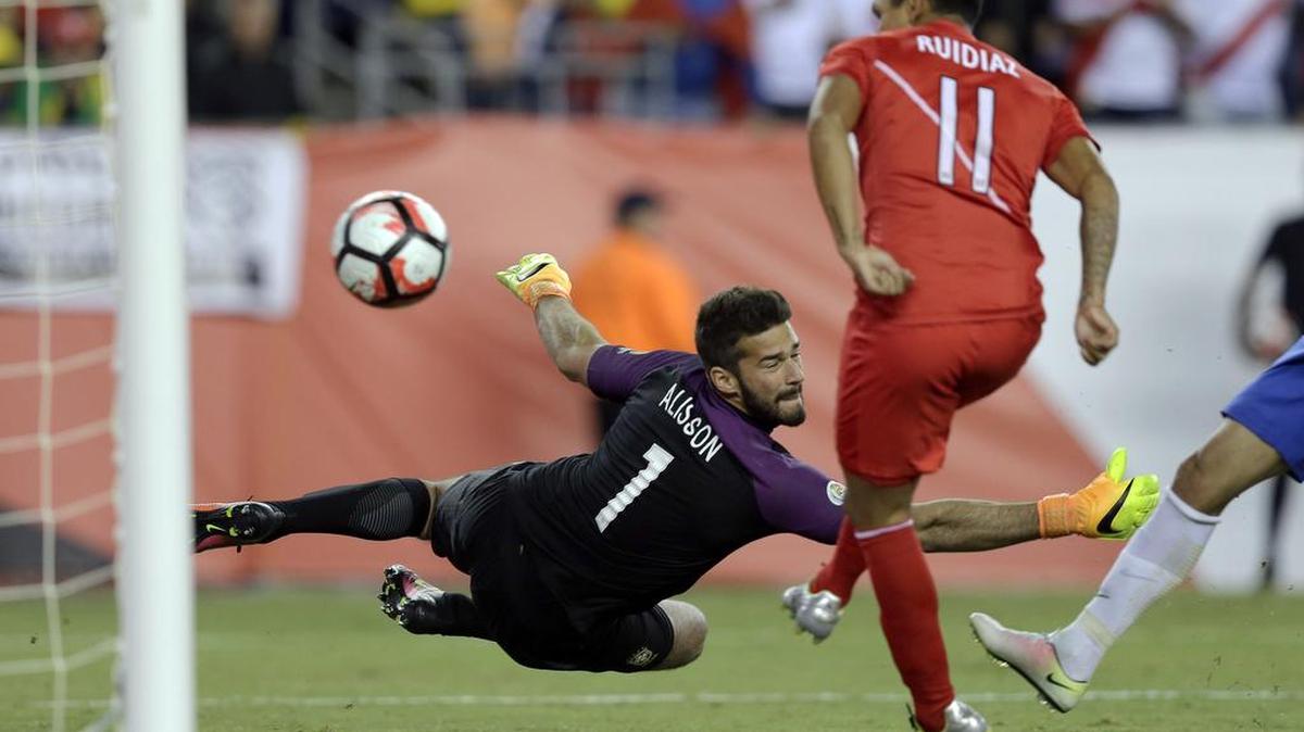 El jugador de Perú Raúl Ruidiaz (#11) anota el polémico gol que le dio e triunfo 1-0 ante el portero de Brasil Alisson por la Copa América.