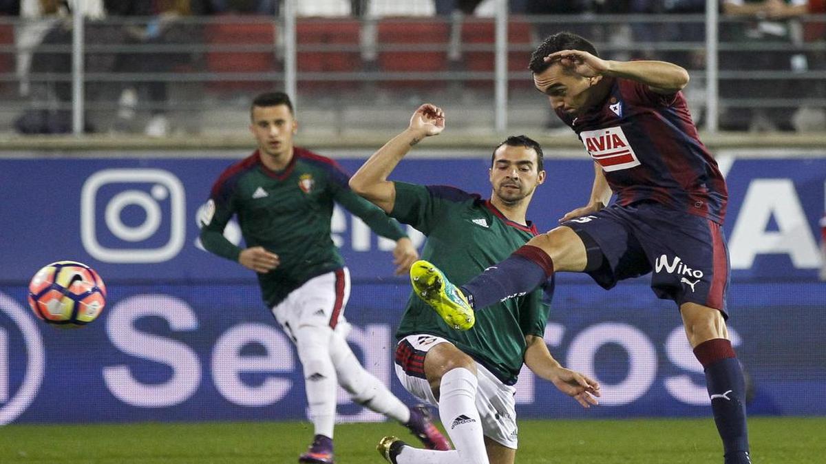 El centrocampista del Eibar Gonzalo Escalante (der.) dispara a puerta para conseguir el primer gol de su equipo frente a Osasuna, durante el encuentro de la octava jornada de la liga española, celebrado el 17 de octubre del 2016.