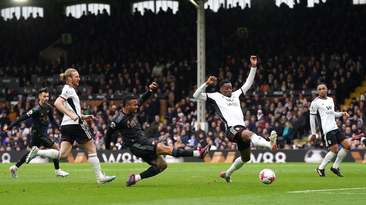 El delantero del Arsenal Gabriel de Jesús tira a puerta ante el Fulham por la Premier el 12 de marzo en Londres.