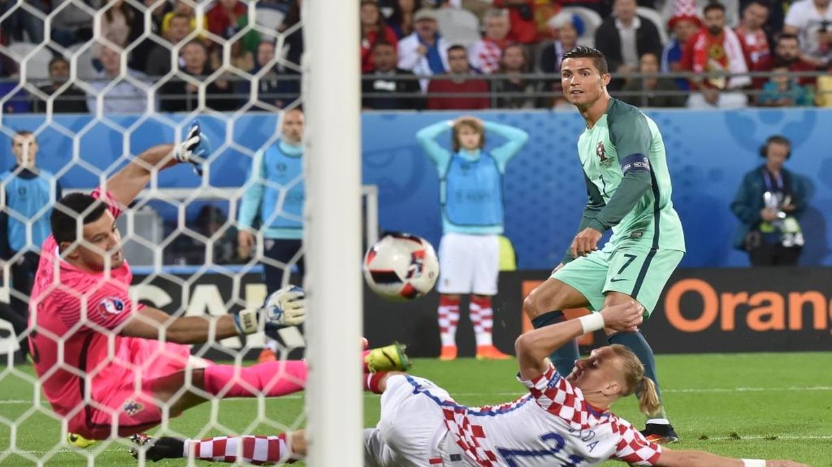 Cristiano Ronaldo (der.) dispara a puerta en el triunfo del sábado ante Croacia. Portugal abre la fase cuartos ante Polonia el jueves.