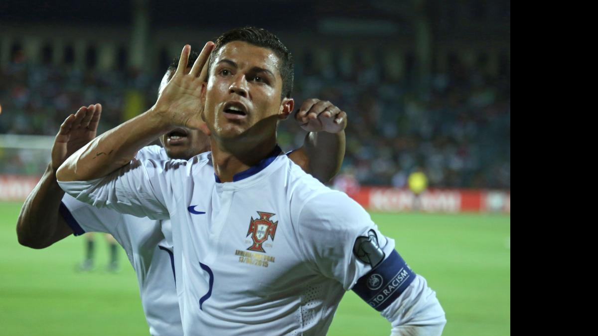 
Cristiano Ronaldo hace un gesto tras anotar uno de sus goles para Portugal contra Armenia, el sábado.
