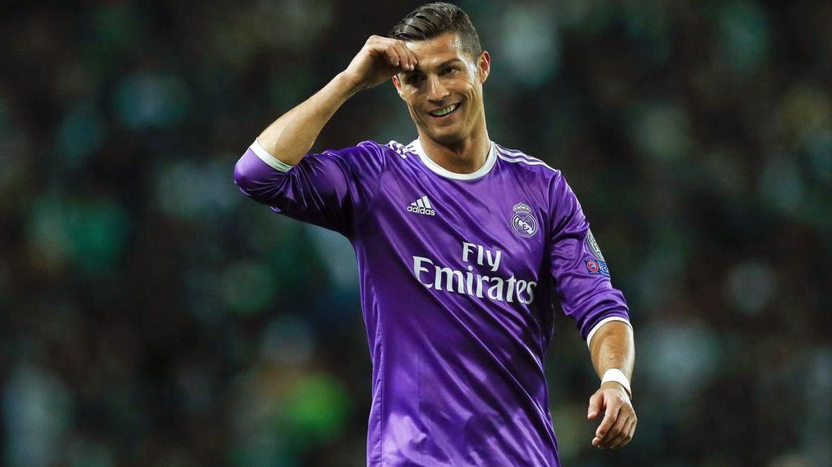 El jugador del Real Madrid Cristiano Ronaldo el martes 22 de noviembre de 2016, durante un partido entre el Sporting Lisboa y el Real Madrid por el grupo F de la Liga de Campeones de la UEFA, en el estadio Alvalade de Lisboa (Portugal).