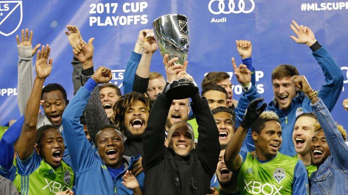 El capitán de los Sounders, el cubano Osvaldo Alonso (centro), levanta el trofeo de campeón de la Conferencia Oeste 2017, el pasado 30 de noviembre.
