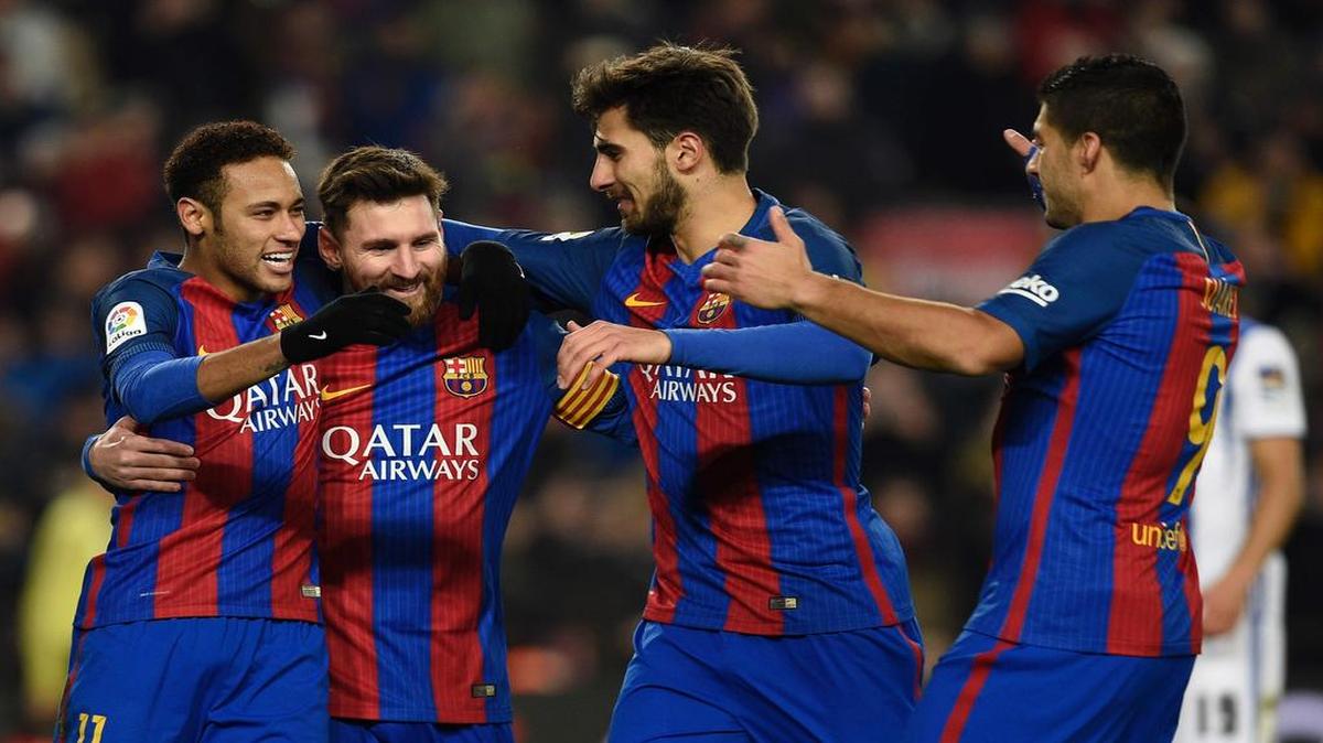 Los jugadores de Barcelona Neymar, Lionel Messi, Andre Gomes y Luis Suárez celebran tras un gol del astro argentino en el partido contra la Real Sociedad, en los cuartos de final de la Copa del Rey, el jueves 26 de enero del 2016.