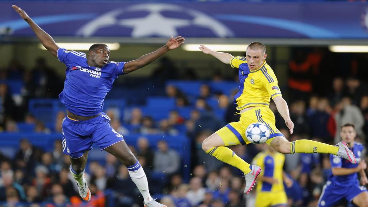 
El jugador del Chelsea Kurt Zouma lucha por la pelota con Dejan Radonjic, del Maccabi, en el partido de la Liga de Campeones, celebrado el 16 de septiembre del 2015.
