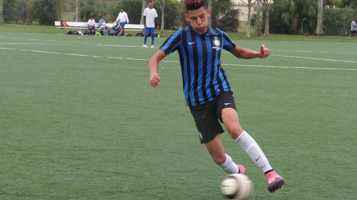 Kerry Alexander Sarmiento conduce el balón durante un partido de la escuela del Inter de Milán en el campeonato Copa ESPN, el 14 de noviembre en Kendall.
