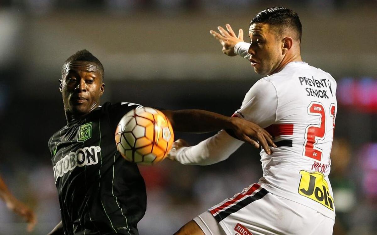 Eugenio Mena (der.), del Sao Paulo FC, en un partido contra Nacional de Medellín, por la Copa Libertadores, el 6 de julio del 2016.