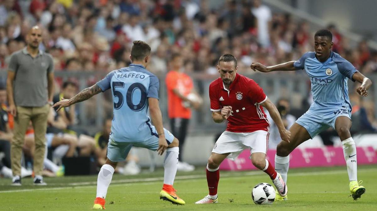 Franck Ribery, del Bayern (centro), trata de burlar a los jugadores del Manchester City Pablo Maffeo (#50) y Tosin Adarabioyo ante la mirada de su extécnico Pep Guardiola (izq.).